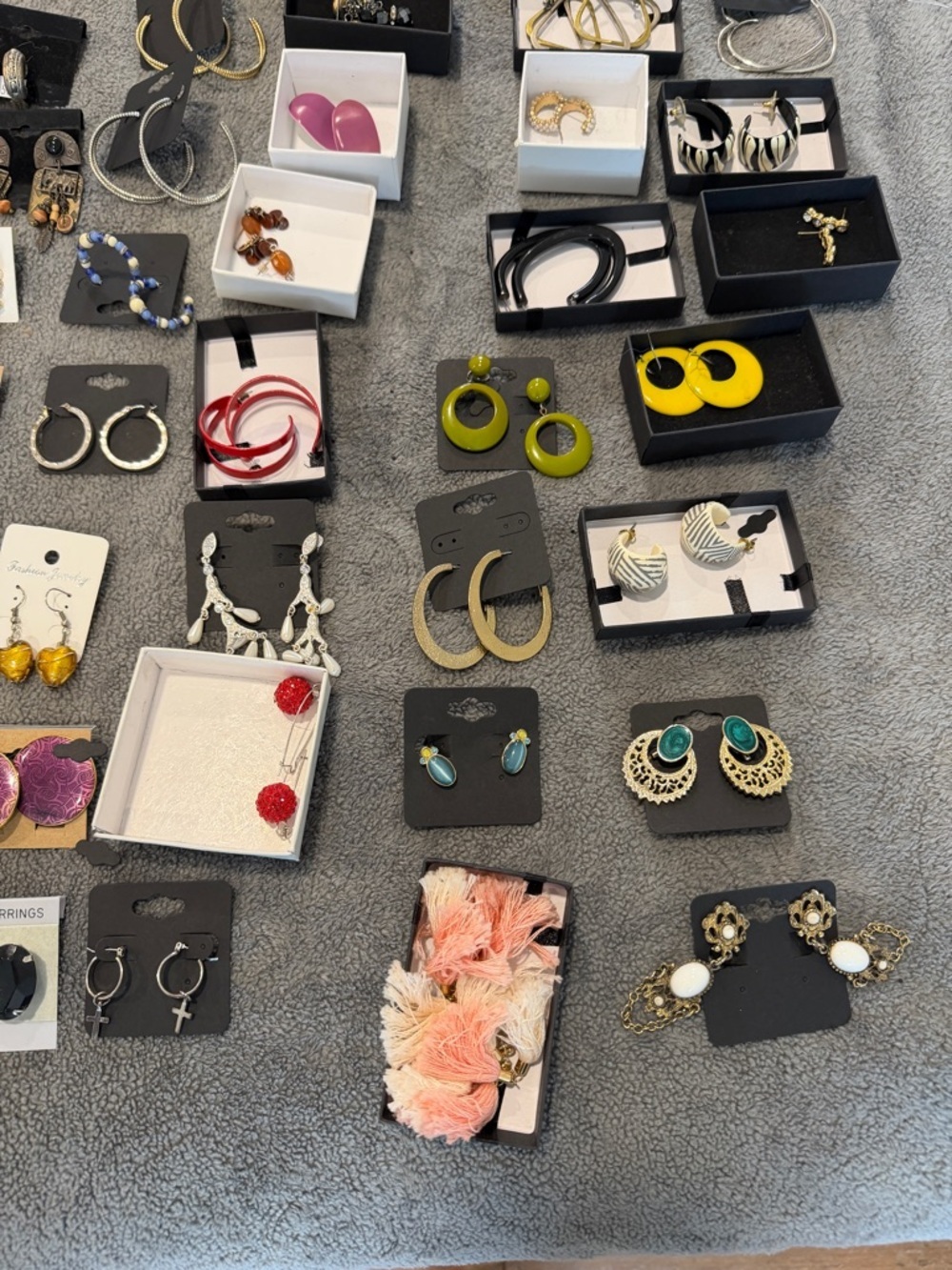 70 pairs of Assorted Women's vintage and new Earrings - All Styles - Picture 11 of 14